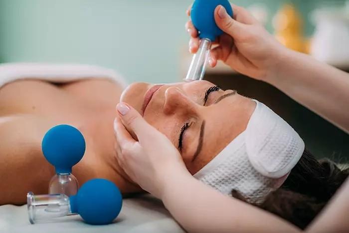 Massage visage liftant aux ventouses